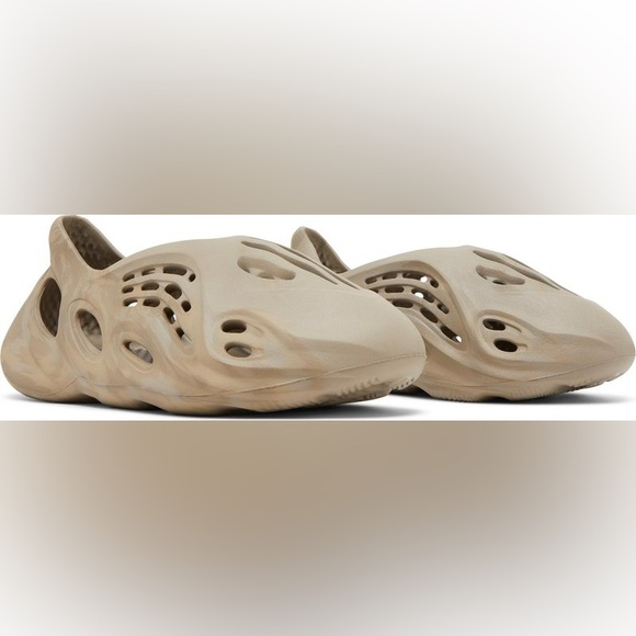 2022 Yeezy Foam Runner ‘Stone Sage’ - Picture 4 of 10